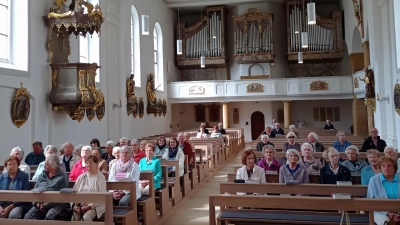 Ü60/Senioren der Pfarreiengemeinschaft Schnaittenbach in der Pfarrkirche Freihung. (Bild: Elisabeth Kraus)