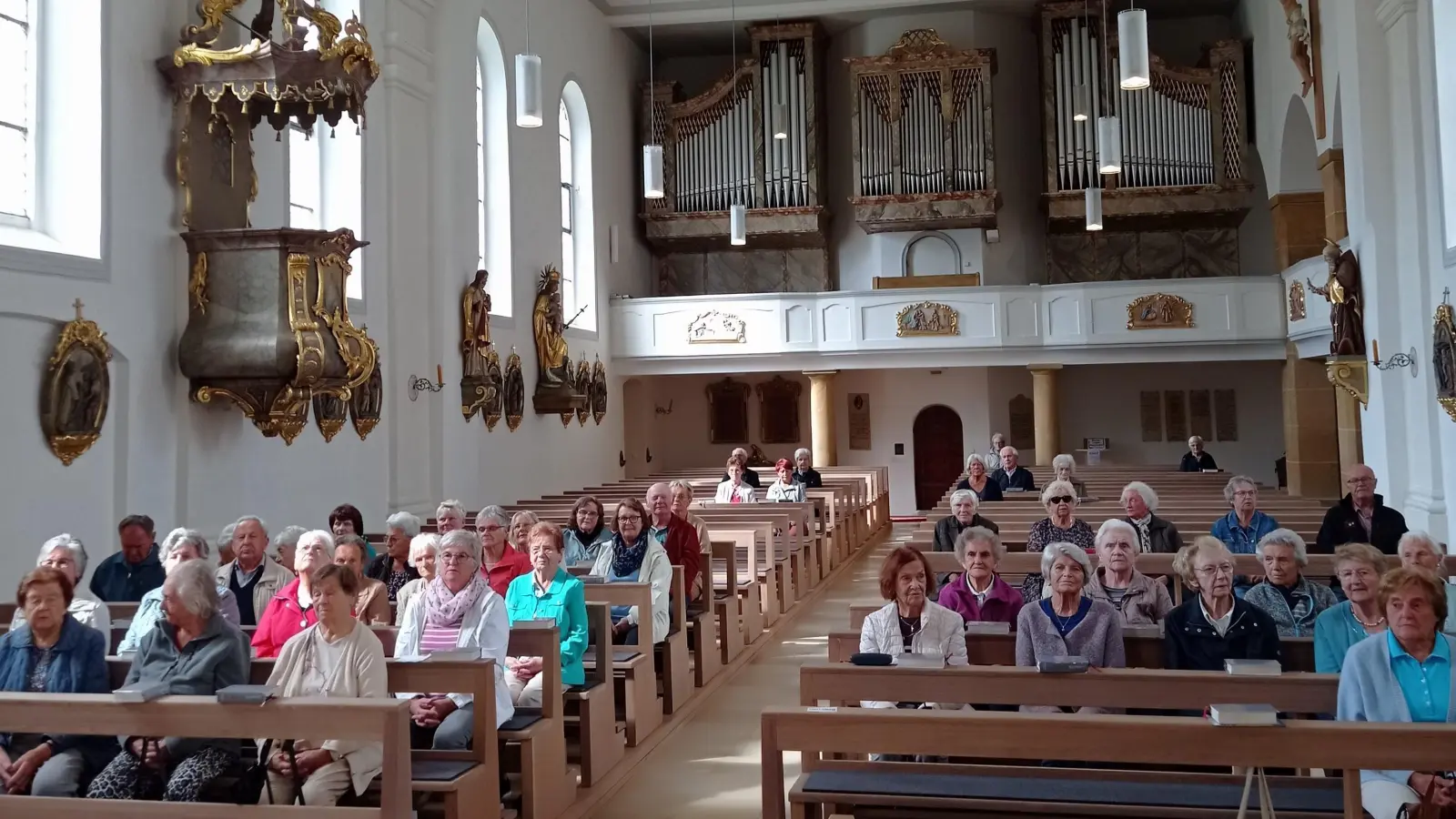 Ü60/Senioren der Pfarreiengemeinschaft Schnaittenbach in der Pfarrkirche Freihung. (Bild: Elisabeth Kraus)