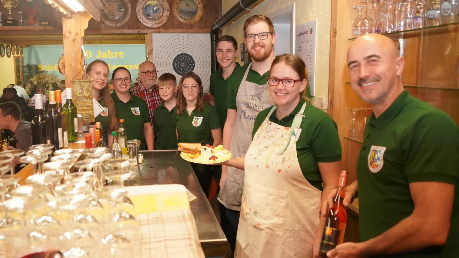 Das zur Weinstube umfunktionierte Bayerntreu – Schützenhaus ist beim 12. Weinfest voll besetzt. Darüber freuen sich das fleißige Bayerntreu - Serviceteam und die beiden Küchenchefs Lena und Valentin Kellner (mit Schürzen). Im Bild von links: Valentina Stahl, Julia Lukas, Bernd Bodensteiner, Michael Götz, Anja Bocka, Johannes Kleber, Valentin und Lena Kellner sowie Alexander Lukas. (Bild: Franz Völkl)