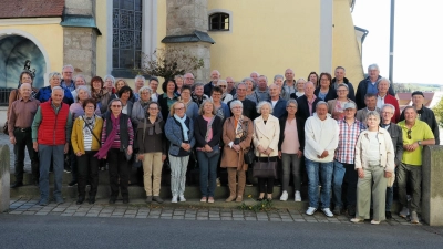 54 ehemalige Schülerinnen und Schüler der Jahrgänge 1960/61 der Grund- und Hauptschule Windischeschenbach trafen sich, um sich gemeinsam an die längst vergangene Schulzeit zu erinnern. (Bild: Werner Kraus)