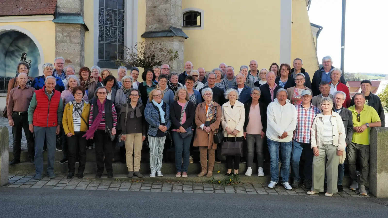 54 ehemalige Schülerinnen und Schüler der Jahrgänge 1960/61 der Grund- und Hauptschule Windischeschenbach trafen sich, um sich gemeinsam an die längst vergangene Schulzeit zu erinnern. (Bild: Werner Kraus)