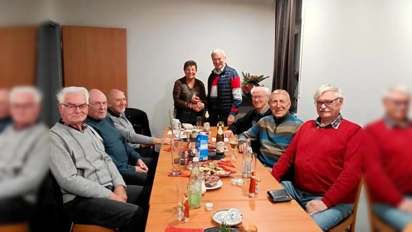 Stehend v.l. Christa Armann, Manfred Haberzeth (Bild: Werner Walberer)