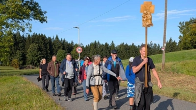 Bei strahlendem Wetter begaben sich die Waldecker Wallfahrer nach Fuchsmühl  (Bild: Rainer Birkner)