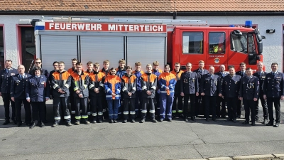 Die erfolgreichen Prüfungsteilnehmer mit ihren Ausbildern. (Bild: Philipp Sölch)