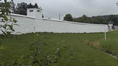 Die Mauer, die sich seit 1966 quer durch Mödlareuth zog und von der heute noch ein Teilstück erhalten ist. (Bild: Toni Pöhlmann)