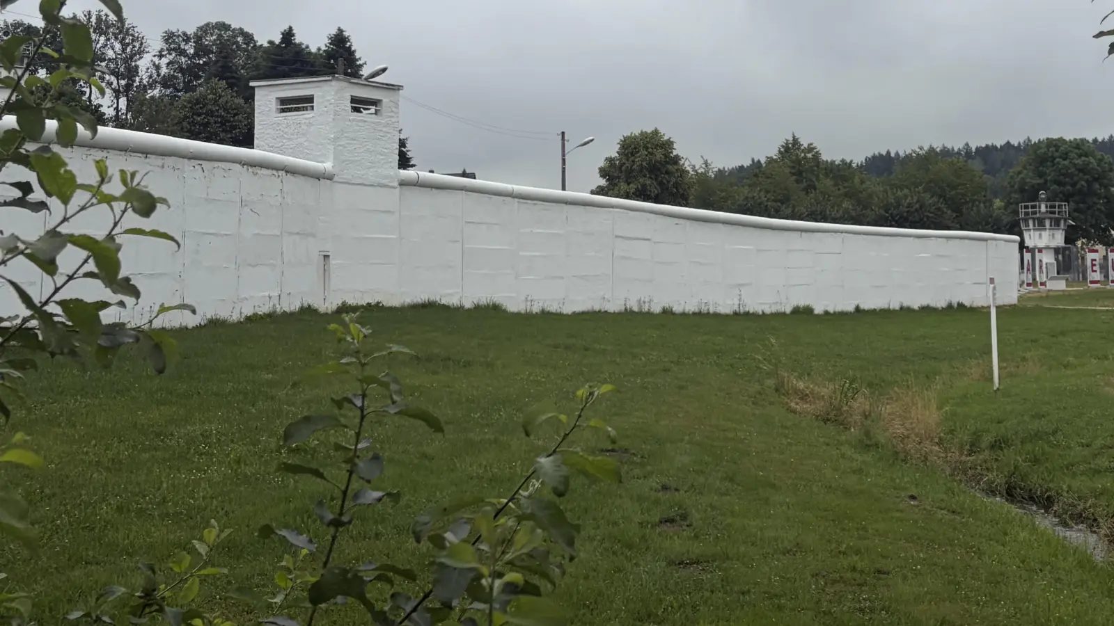 Die Mauer, die sich seit 1966 quer durch Mödlareuth zog und von der heute noch ein Teilstück erhalten ist. (Bild: Toni Pöhlmann)