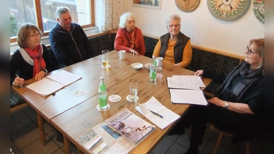 Die Senioren als aufmerksame Zuhörer beim Thema „mögliche Bestattungen heute.” Auch Notizen waren dabei sicher von Vorteil, wie man sieht. Firmenchefin Sonja Pusz (sitzend rechts) informierte aus 42 Jahren Berufserfahrung umfangreich und höchst interessant.  (Bild: Michael Götz)