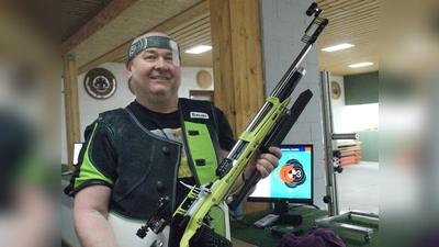 Der Neumühler Joachim Schneider hat mit 319,9 Ringen knapp die 320 verpasst, er führt mit einem Schnitt von 318,78 Ringen souverän bei den Senioren I.  (Bild: Peter Domanits )