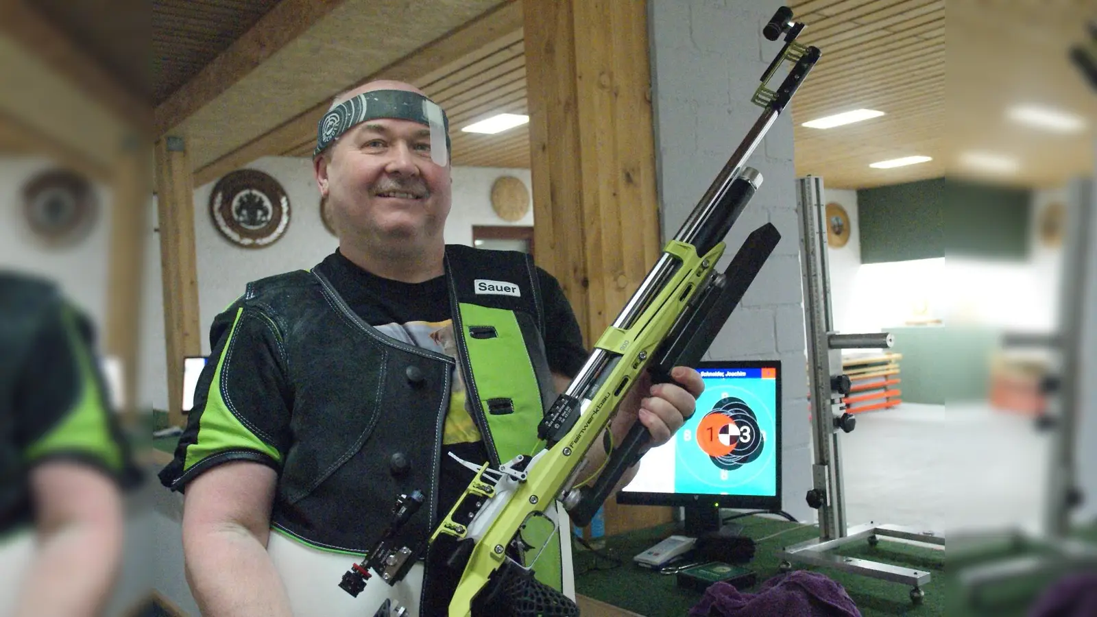 Der Neumühler Joachim Schneider hat mit 319,9 Ringen knapp die 320 verpasst, er führt mit einem Schnitt von 318,78 Ringen souverän bei den Senioren I.  (Bild: Peter Domanits )