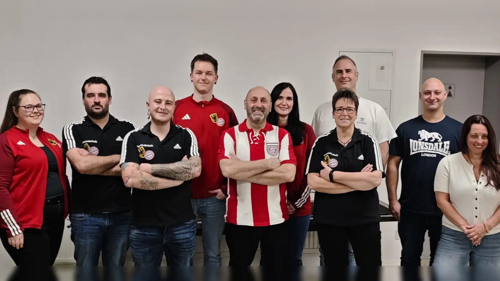 Die neu gewählte Vorstandschaft des FC Bayern FanClubs Erbendorf, es fehlen Patrick Bauer und Kevin Meyer. (Bild: Andreas Wittmann)