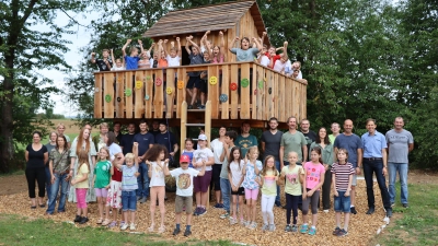 Die gesamte Schulfamilie aus Dieterskirchen und die vielen Helfer freuen sich, dass das Baumhaus jetzt frei gegeben ist und bespielt werden darf.  (Bild: Jasmin Gassner)