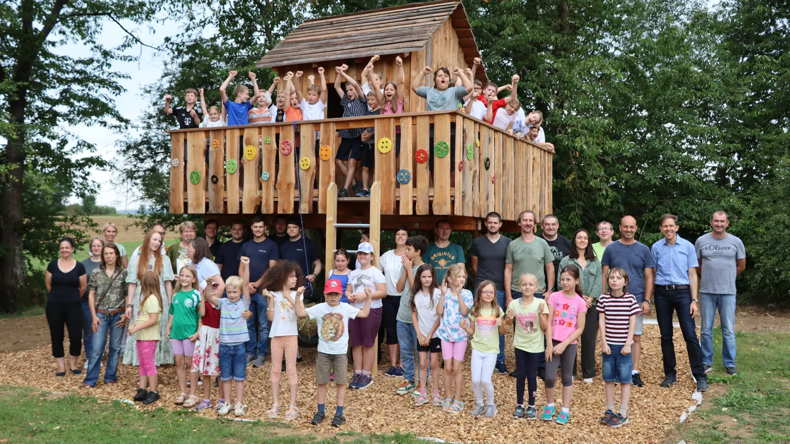 Die gesamte Schulfamilie aus Dieterskirchen und die vielen Helfer freuen sich, dass das Baumhaus jetzt frei gegeben ist und bespielt werden darf.  (Bild: Jasmin Gassner)