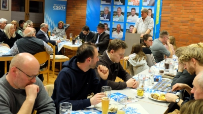 Die Redner hielten sich wie immer kurz, um den Einzelgesprächen mit den Politikern mehr Raum zu geben. (Bild: Sylvia Wallinger)