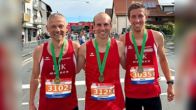 Drei Medaillen holten bei der bayerischen Halbmarathonmeisterschaft von links: Andreas Hecht, Korbinian Völkl, Swen Arnold. (Bild: Katharina Völkl)