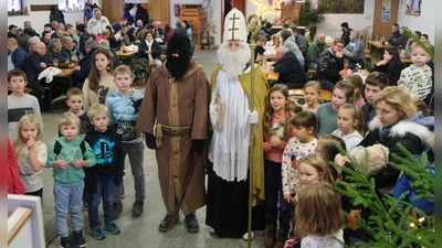 Bild) Voller Erwartung waren die Kinder auf das Kommen von Sankt Nikolaus der mit Knecht Ruprecht die Weihnachtspäckchen verteilte. (Bild: Fred Lehner)