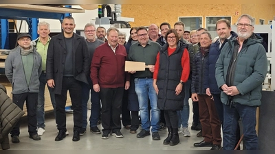 3. von links SPD Landratskandidat Muhammet Dal, rechts daneben SPD-Ortsvereinsvorsitzender Johann Brandl und Firmeninhaber Helmut Weiß mit Ehefrau Silke. (Bild: Gerhard Greim)