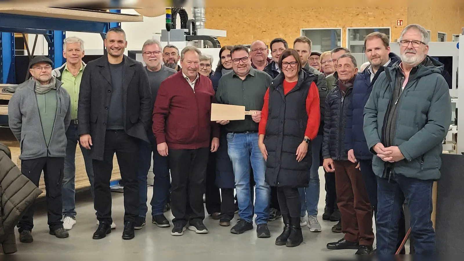 3. von links SPD Landratskandidat Muhammet Dal, rechts daneben SPD-Ortsvereinsvorsitzender Johann Brandl und Firmeninhaber Helmut Weiß mit Ehefrau Silke. (Bild: Gerhard Greim)