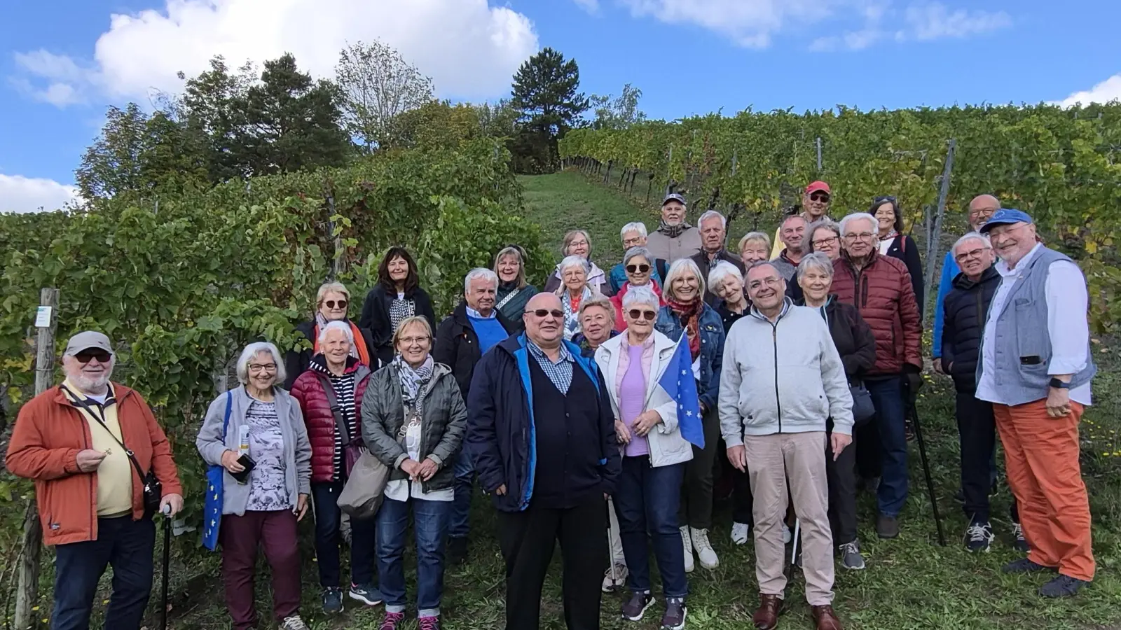 Hier am Europaweinberg war der richtige Punkt für ein Gruppenfoto. (Bild: Günther Mitschke)
