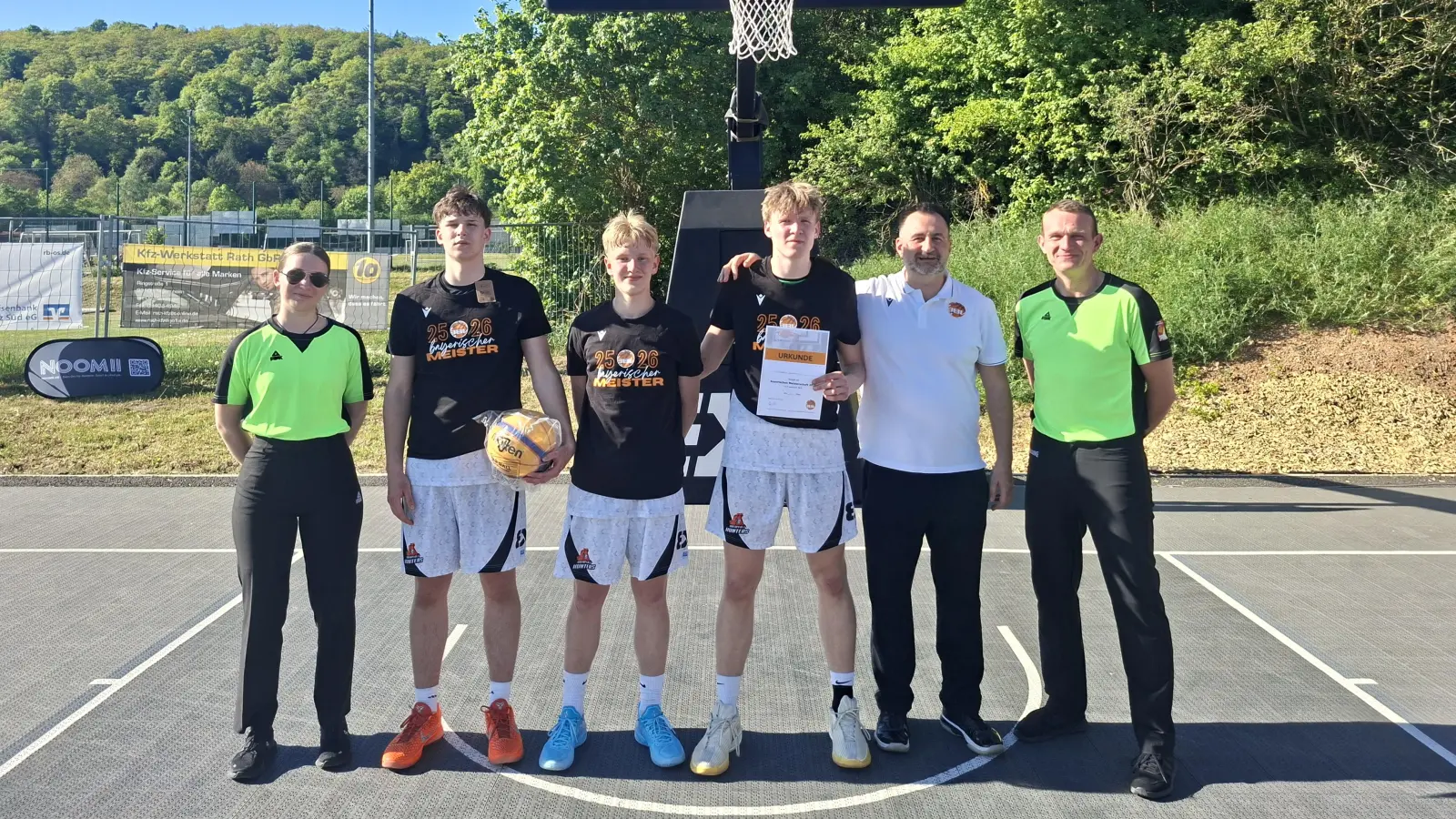 Der bayerische Meister mit den Spielern (in schwarz) von links Tim Neumüller, Henry Tiemann, Paul Kreutzmeier und Landestrainer Gabi Ionescu (weisses Shirt) (Bild: Michael Kreutzmeier)