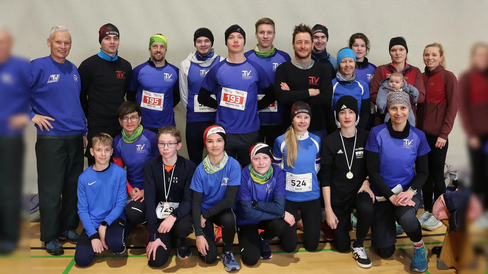 Die erfolgreichen Multisportler des TV Burglengenfeld beim Seubersdorfer Silvesterlauf mit Coach Franz Pretzl (ganz links) (Bild: Franz Pretzl)