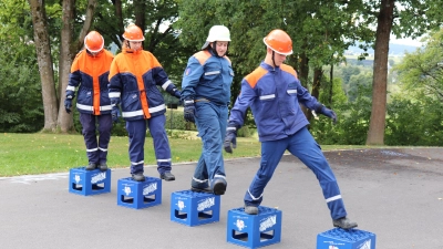 Bei einem Getränkekisten-Rennen galt es eine möglichst große Strecke zu überwinden, ohne dabei den Boden zu berühren. (Bild: Florian Trißl)