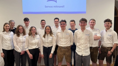 Die neue Vorstandschaft (genannt Runde) der KLJB Waldthurn: Von links: Antonia Janker, Pfarrer Norbert Götz, Marie Müller, Jakob Lukas, stellv. Vorsitzende Anja Bocka, Lukas Völkl, Vorsitzende Antonia Weiß, Tobias Neuber, Vorsitzender Simon Schwab, Thomas Schmid, stellv. Vorsitzender Julius Hornstein, Lorenz Meckl und Jonas Feiler. (Bild: Franz Völkl)