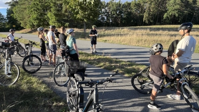 Viele Informationen gab es bei der Sommerradtour der CSU, in Hütten erläuterte Bürgermeister Edgar Knobloch die Erschließung des Baugebiets Steinfelser Straße.  (Bild: Gerald Morgenstern)