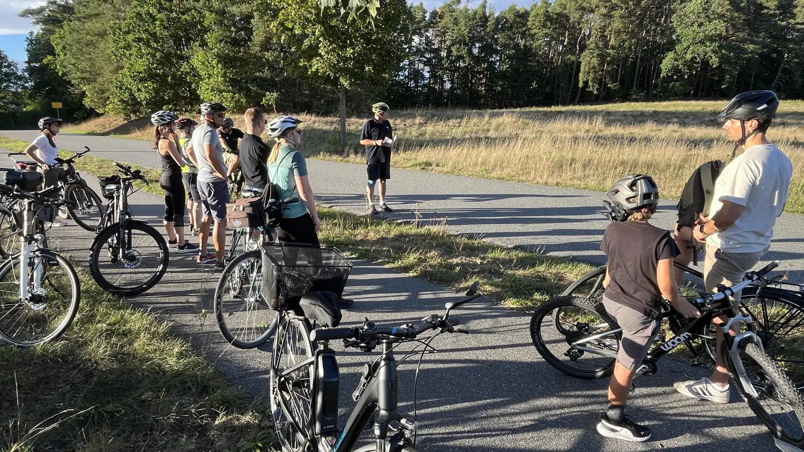 Viele Informationen gab es bei der Sommerradtour der CSU, in Hütten erläuterte Bürgermeister Edgar Knobloch die Erschließung des Baugebiets Steinfelser Straße.  (Bild: Gerald Morgenstern)