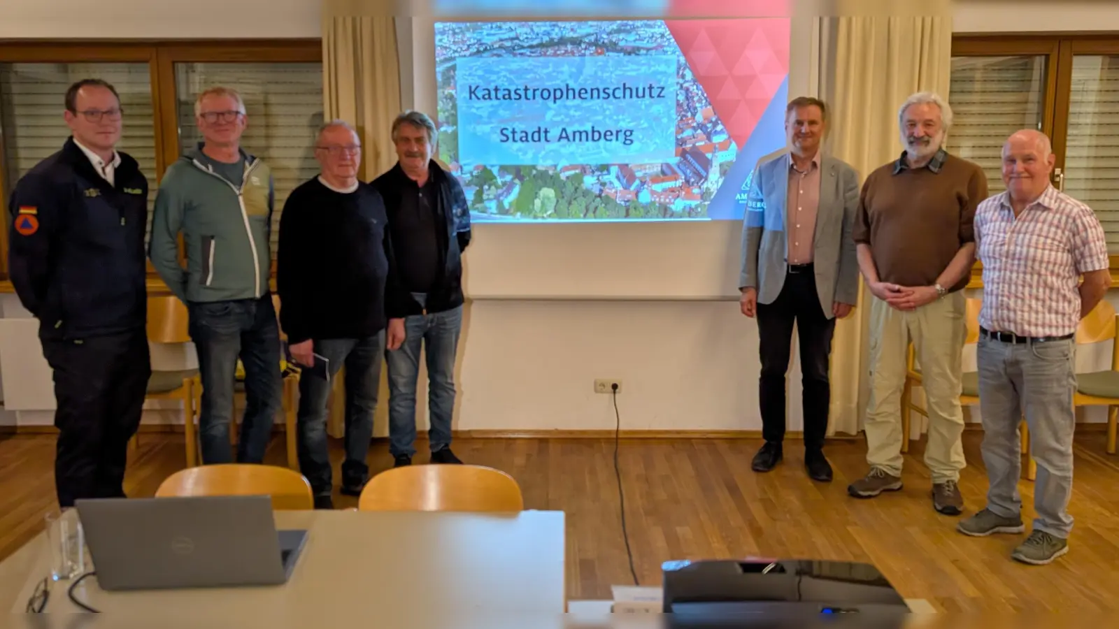Foto (v.l.): Christoph Hollweck (THW), Thomas März-Kronfeld, Klaus Mirz, Horst Kraus, Dr. Bernhard Mitko, Manfred Lehner, Alfons Wanninger. (Bild: Manfred Lehner)