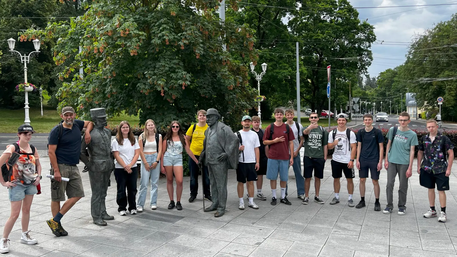 Die Klasse XTG10B bei den Statuen von Kaiser Franz-Josef I. und König Edward VII. von England in Marienbad (Bild: Florian Huber)