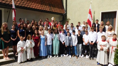 Firmlinge aus den Pfarreien Auerbach, Gunzendorf und Neuzirkendorf mit H. H. Erzbischof Herwig Gössl, P. Marek Flasinski CR, P. Ivan Hamburg CR und Ministranten (Bild: Christine Küffner)