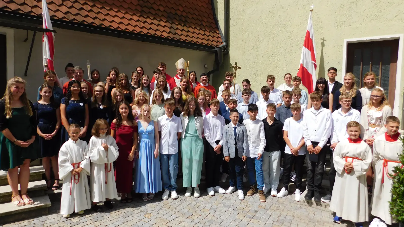 Firmlinge aus den Pfarreien Auerbach, Gunzendorf und Neuzirkendorf mit H. H. Erzbischof Herwig Gössl, P. Marek Flasinski CR, P. Ivan Hamburg CR und Ministranten (Bild: Christine Küffner)