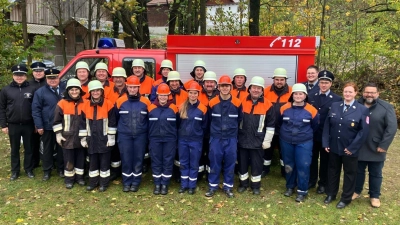 Teilnehmer des Leistungabzeichens der FFW Ahornberg mit Schiedsrichtern, Jugendwarten Kommandanten und BGM Kaufmann. (Bild: Stephanie Greger)