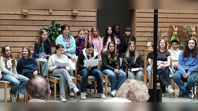 Schülerinnen und Schüler der Realschule Kemnath trugen Ostergeschichten vor. Anschließend gab es eine Fragerunde - wie war Ostern früher...  (Bild: Claudia Heier)