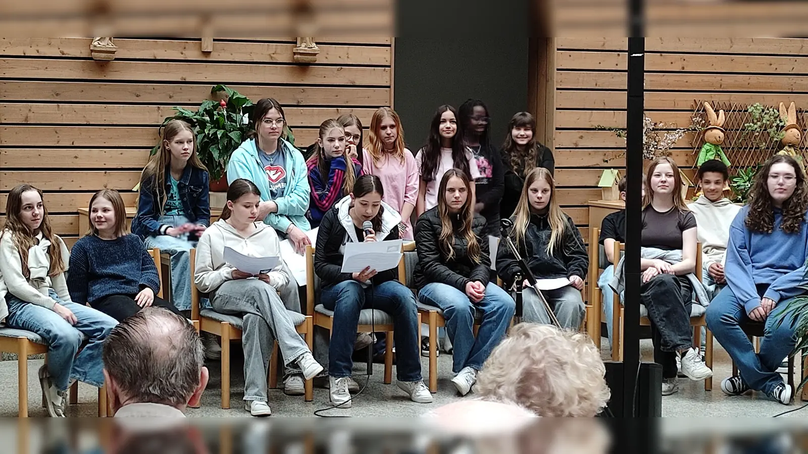 Schülerinnen und Schüler der Realschule Kemnath trugen Ostergeschichten vor. Anschließend gab es eine Fragerunde - wie war Ostern früher...  (Bild: Claudia Heier)