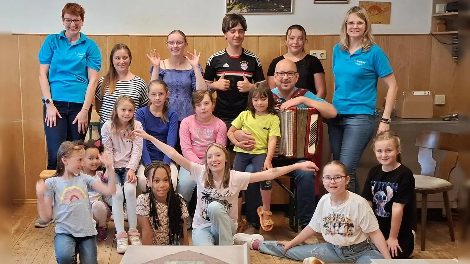 Links: 1. Jugendleiterin Corinna Piehler, Rechts: 2. Jugendleitung Sandra Wittl, rechts neben 2. Jugendl. Musikwart Artur Piechotta. Mittig Kindergruppe beim Schnuppernachmittag. (Bild: Danuta Wittl)