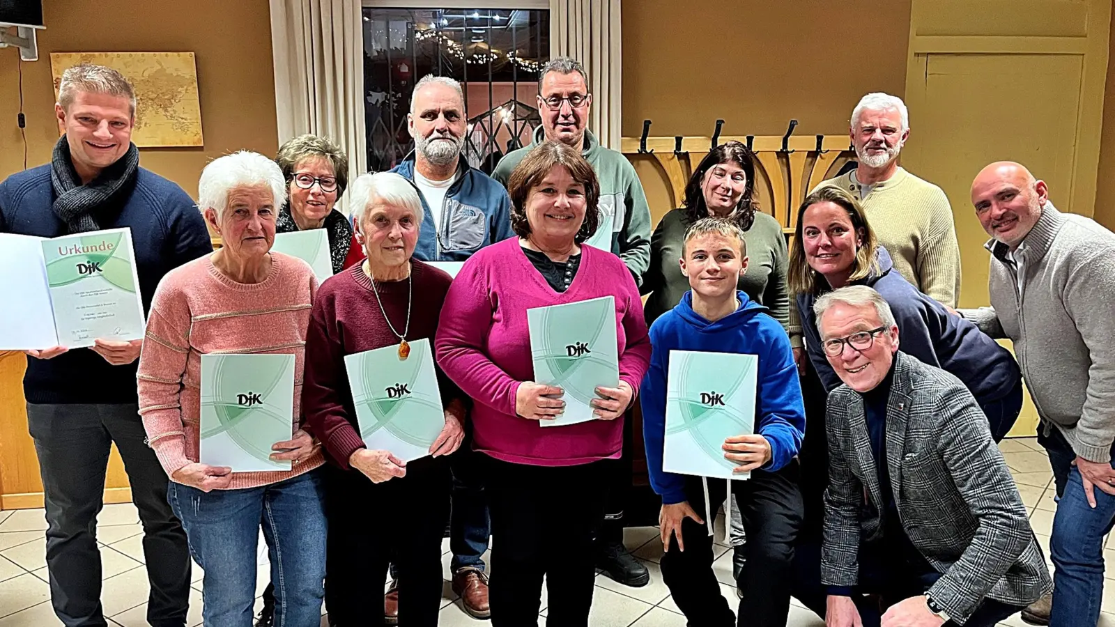 Die ausgezeichneten Mitglieder stellten sich zum Erinnerungsbild auf. Durch den Abend führte Reinhold Wildenauer (vorne rechts), langjähriger ehemaliger Vorsitzender der DJK Weiden. Er eröffnete die Feier und sprach den Geehrten und allen Mitgliedern seinen Dank aus. (Bild: Reinhard Kreuzer)