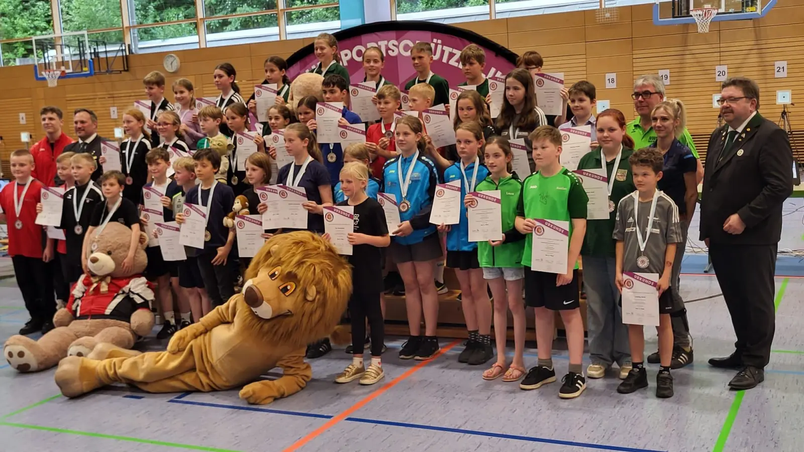 Siegerehrung in der Zeidlersporthalle Feucht  (Bild: Stefan Zant )