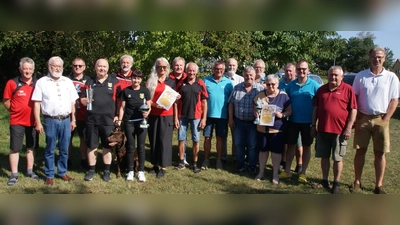 DSC07072b_Mannschaften2<br>Die siegreichen Mannschaften von Neumühle 2, Neumühle 1, Edelweiß Obersdorf 1 und Freischütz Karmensölden mit (v.l.) stv. GSM Fritz Seegerer, Initiator Waldemar Pirner und GSM Stefan Koller (r.)<br> (Bild: dop)