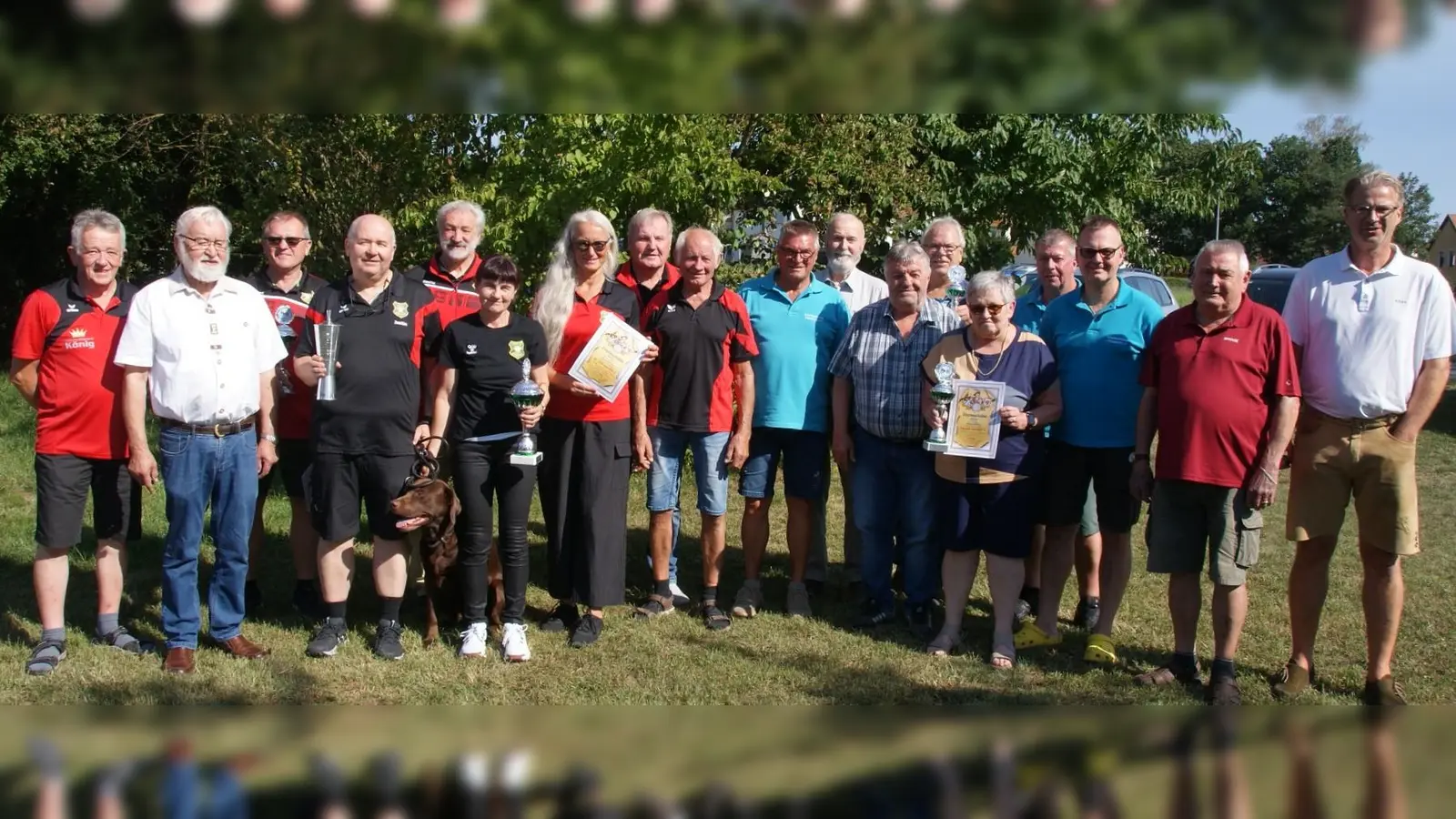 DSC07072b_Mannschaften2<br>Die siegreichen Mannschaften von Neumühle 2, Neumühle 1, Edelweiß Obersdorf 1 und Freischütz Karmensölden mit (v.l.) stv. GSM Fritz Seegerer, Initiator Waldemar Pirner und GSM Stefan Koller (r.)<br> (Bild: dop)