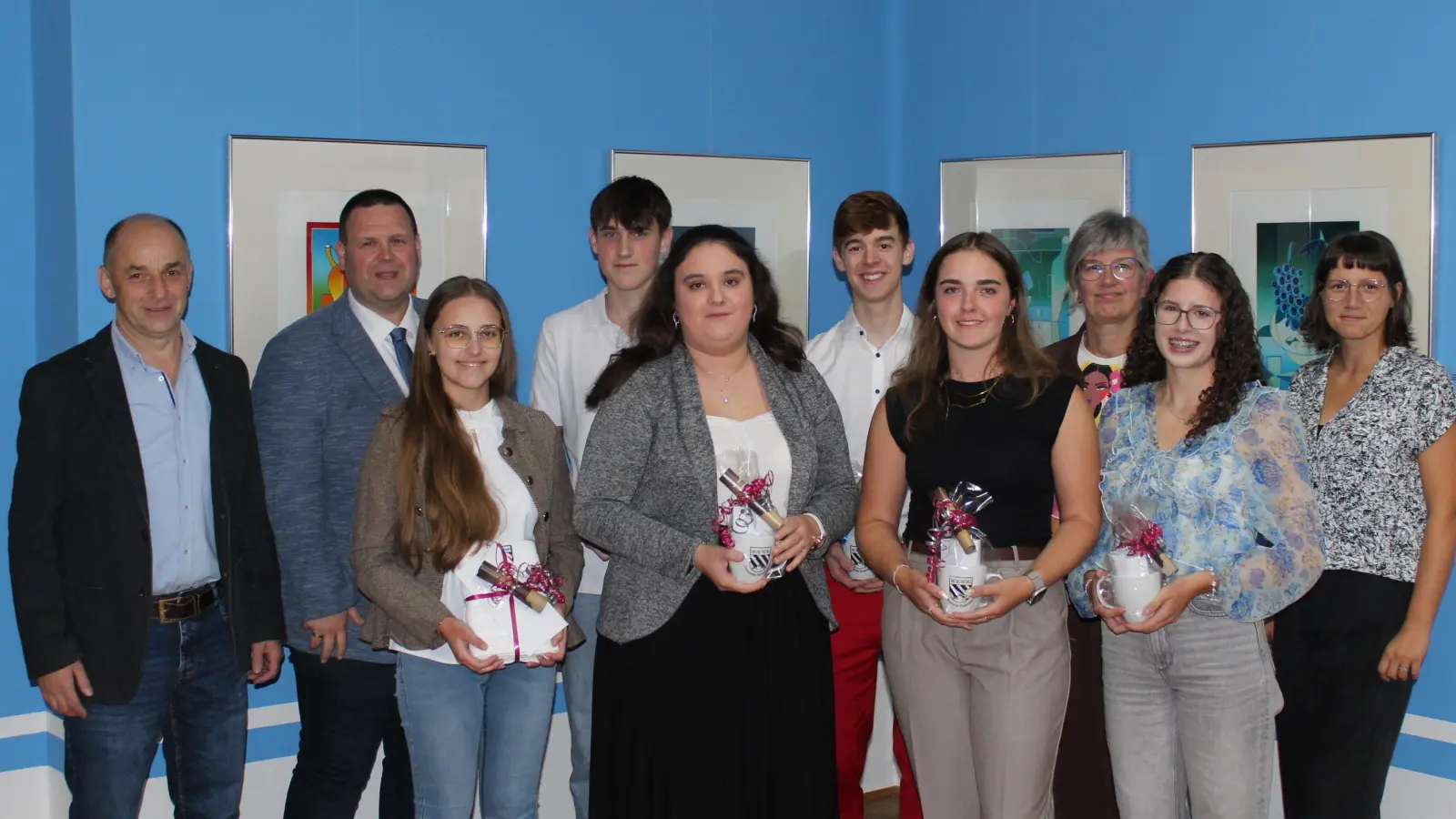 <br>Foto 14: Die Abschlussbesten der Gemeinde Tiefenbach mit Bürgermeister Martin Holler (2.v.links), Stellvertreter Josef Königsberger (links), Jugendbeauftragte Katharina Fischer (rechts) und Familienbeauftragte Renate Zimmermann (2.v. rechts)<br> (Bild: Nikolaus Scherr)