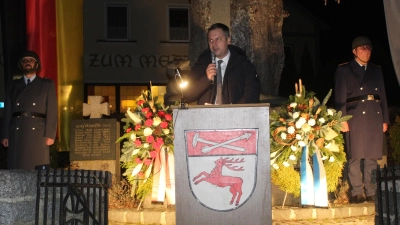 Bürgermeister Wolfgang Söllner erinnerte am Volkstrauertag an die Gefallenen und Vermissten der beiden Weltkriege. (Bild: Josef Söllner)