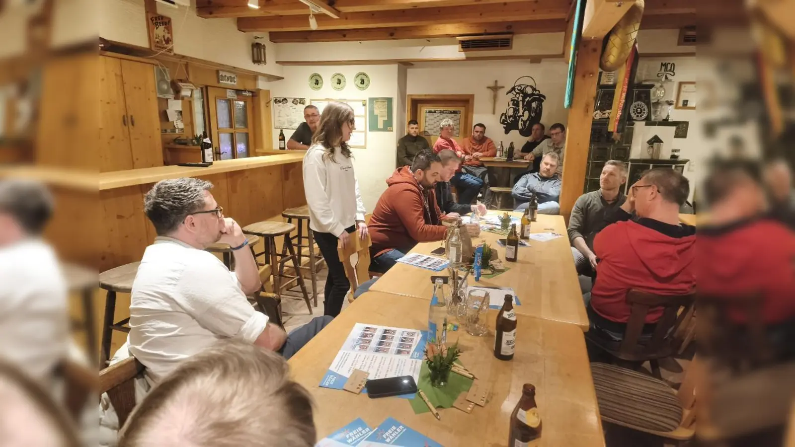 Rede und Anwort standen die Kandidatinnen und Kandidaten der FWG beim Bürgergespräch im MCO- Heim.  (Bild: Dominik Eckert)