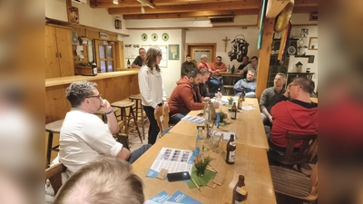 Rede und Anwort standen die Kandidatinnen und Kandidaten der FWG beim Bürgergespräch im MCO- Heim.  (Bild: Dominik Eckert)