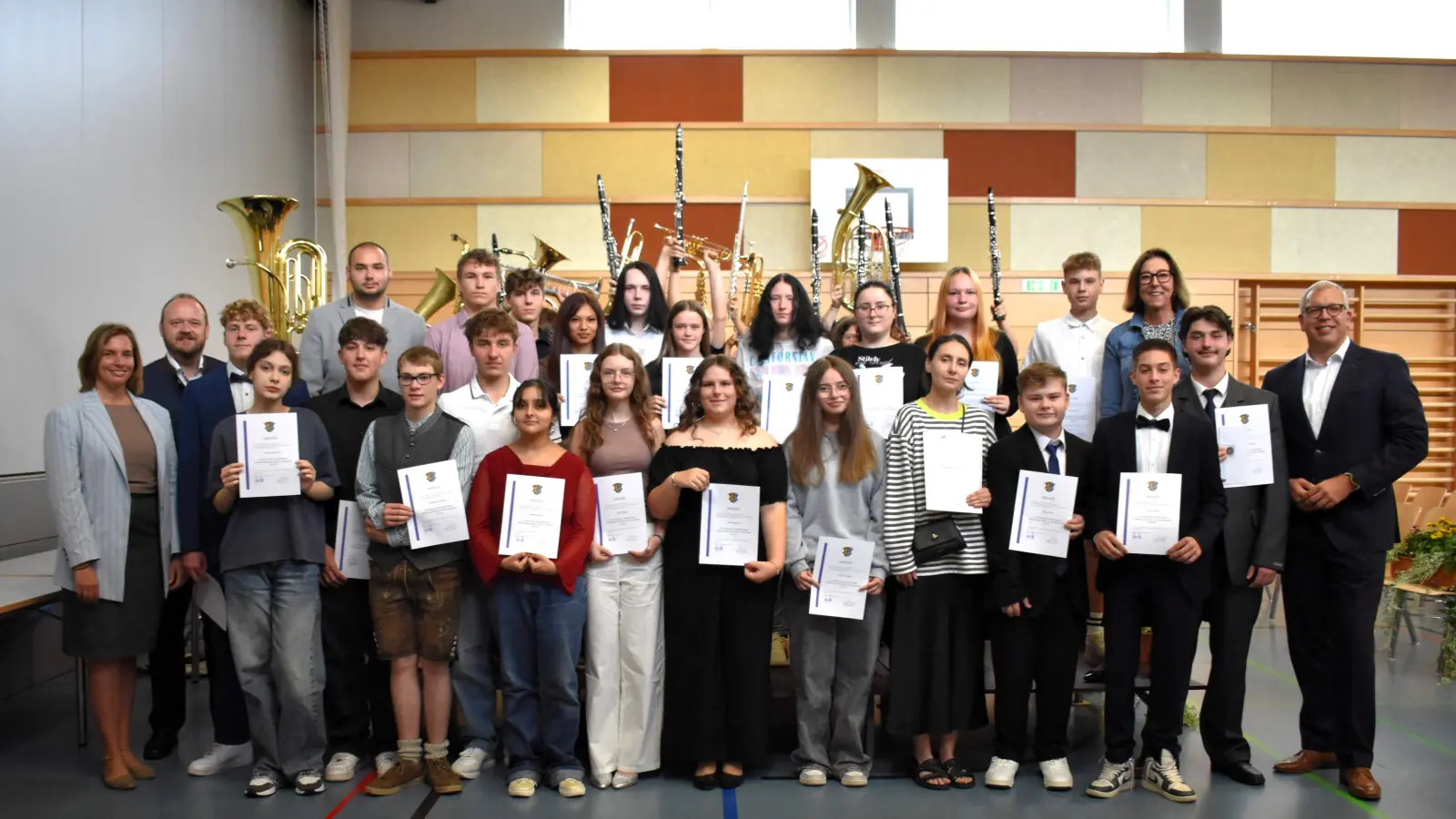 In einem festlichen Rahmen wurden Ende Juli 2025 die besten Absolventinnen und Absolventen des Qualifizierenden Mittelschulabschlusses im Schulamtsbezirk Neustadt/Weiden an der Josef-Faltenbacher-Schule in Pirk geehrt. (Bild: Sebastian Bäumler)