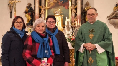 Geistl. Beirat Pfarrer Wagner mit den beiden neuen Sabine Schatz und Lisa Obendorfer sowie Gerda Six, Sandra Kraus nicht anwesend. (Bild: Barbara Dirrigl)