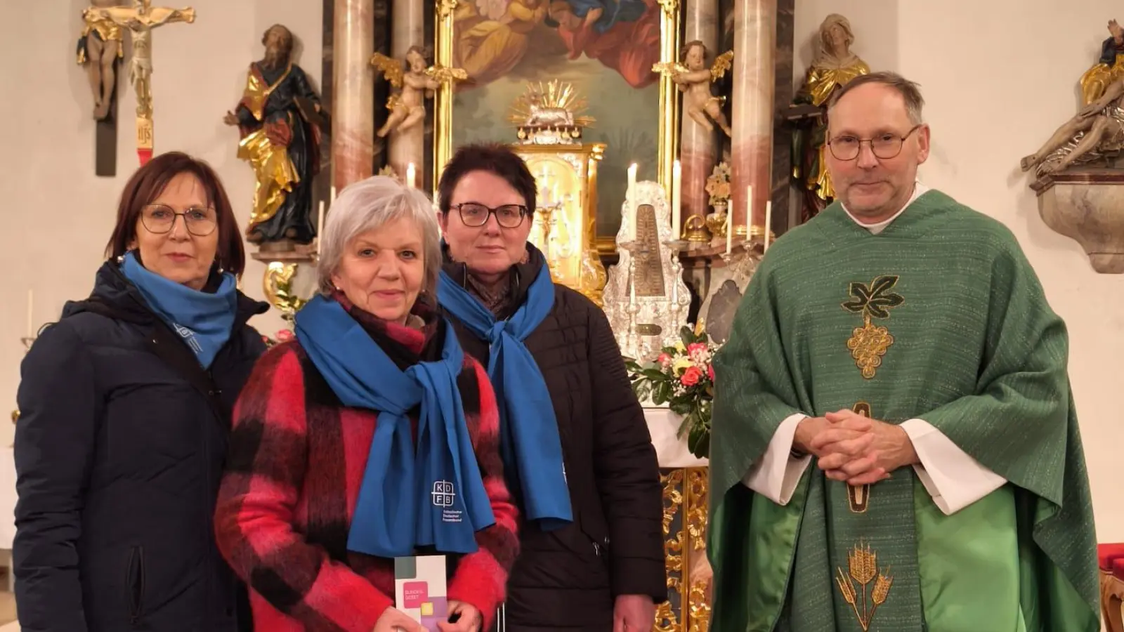 Geistl. Beirat Pfarrer Wagner mit den beiden neuen Sabine Schatz und Lisa Obendorfer sowie Gerda Six, Sandra Kraus nicht anwesend. (Bild: Barbara Dirrigl)