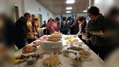Nach der Lichterrorate in der Pfarrkirche wurde vom Frauenbund ein großartiges Adventsfrühstück allen interessierten Besuchern im Pfarrheim angeboten und fand großen Anklang.  (Bild: Peter Garreiss)