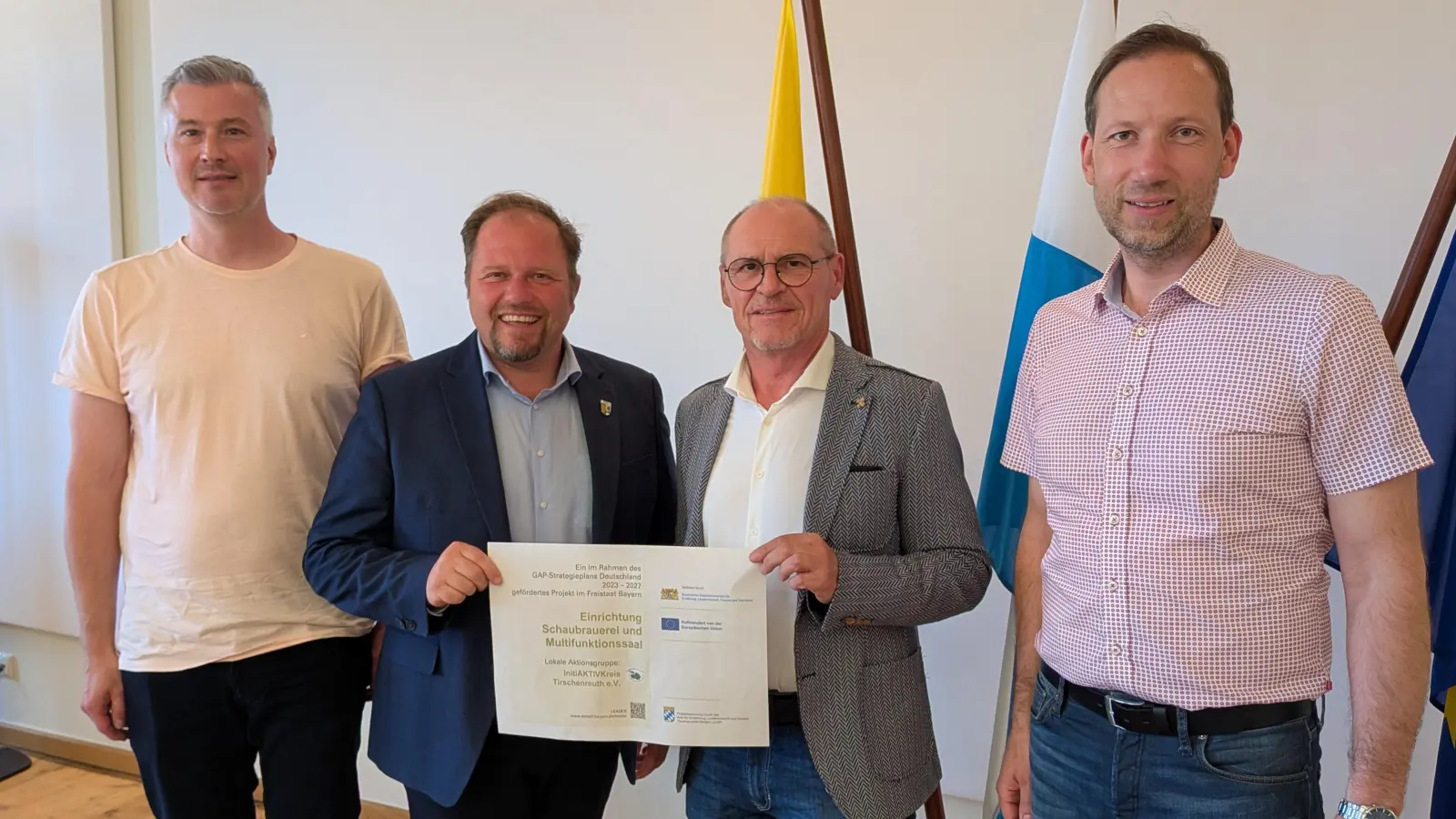 Hans-Peter Schärl (2.v.r.) mit Hubert Schicker (2.v.l.), Stadtkämmerer Harald Eckstein (r.) sowie Florian Preisinger von der LAG InitiAKTIVKreis Tirschenreuth e.V. (l.) bei der Übergabe des Förderbescheides. (Bild: Mirko Streich)