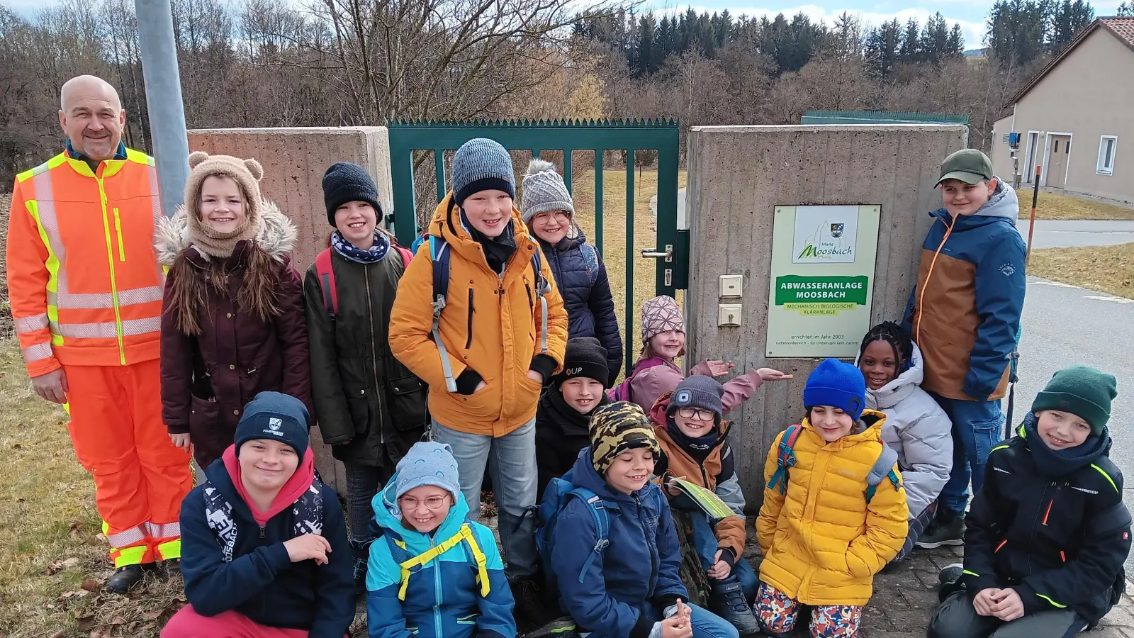 Klärwärter und Grundschüler vor der Kläranlage in Burgtreswitz (Bild: Birgit Enders)